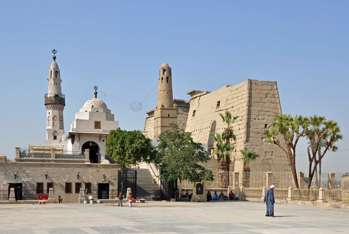 Mosquée blanche avec minaret à côté du pylône du temple de Louxor