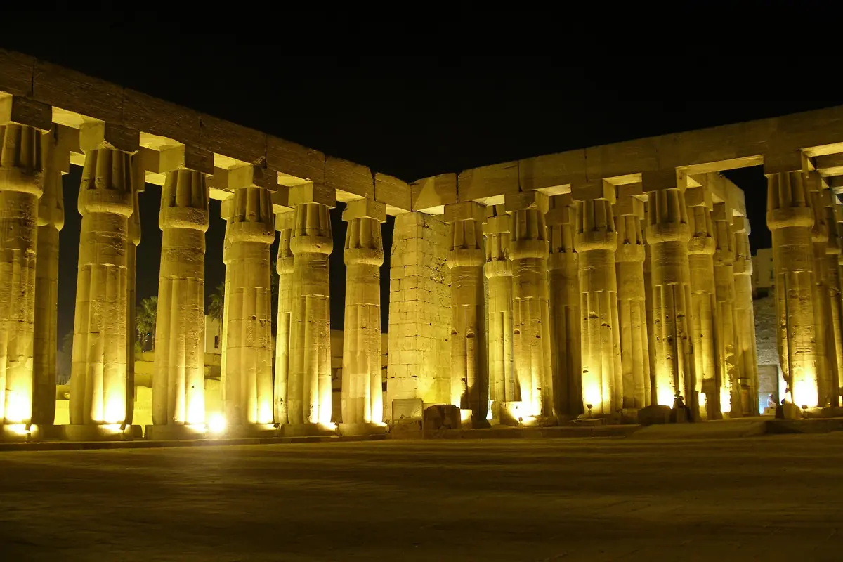 Colonnes papyriformes illuminées de la colonnade du temple de Louxor la nuit