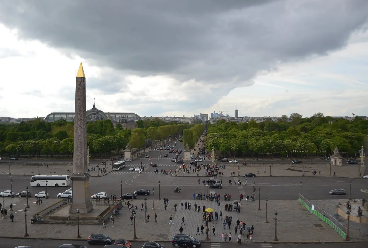 Obélisque de Louxor à la pointe dorée sur la place de la Concorde à Paris