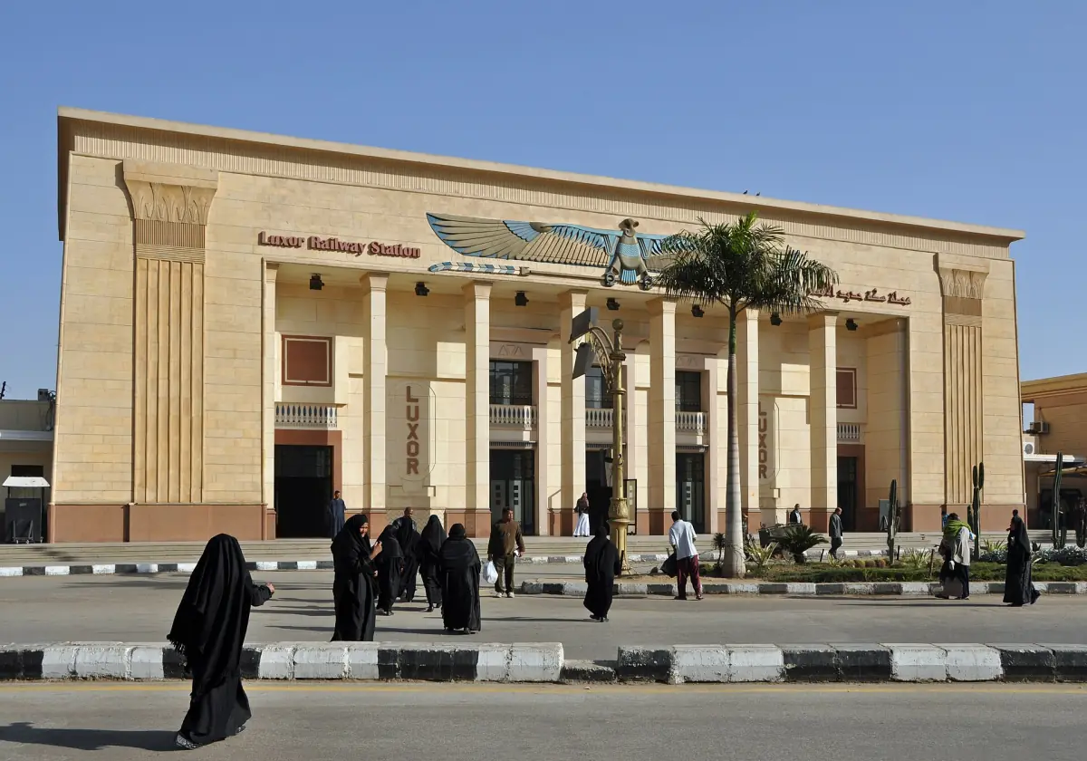 Façade de la gare ferroviaire de Louxor avec son entrée à colonnes