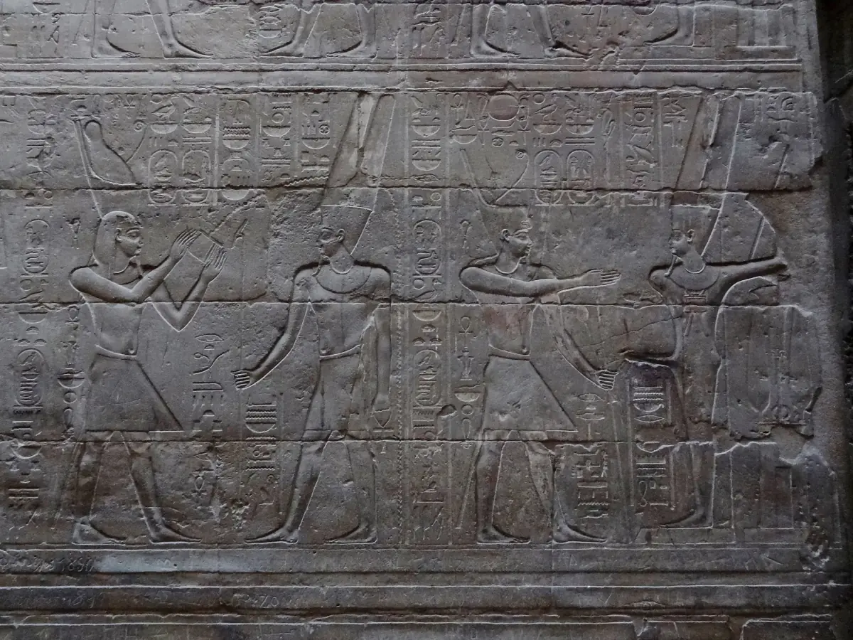 Personnages en relief et hiéroglyphes sculptés sur un mur du sanctuaire dans le temple de Louxor
